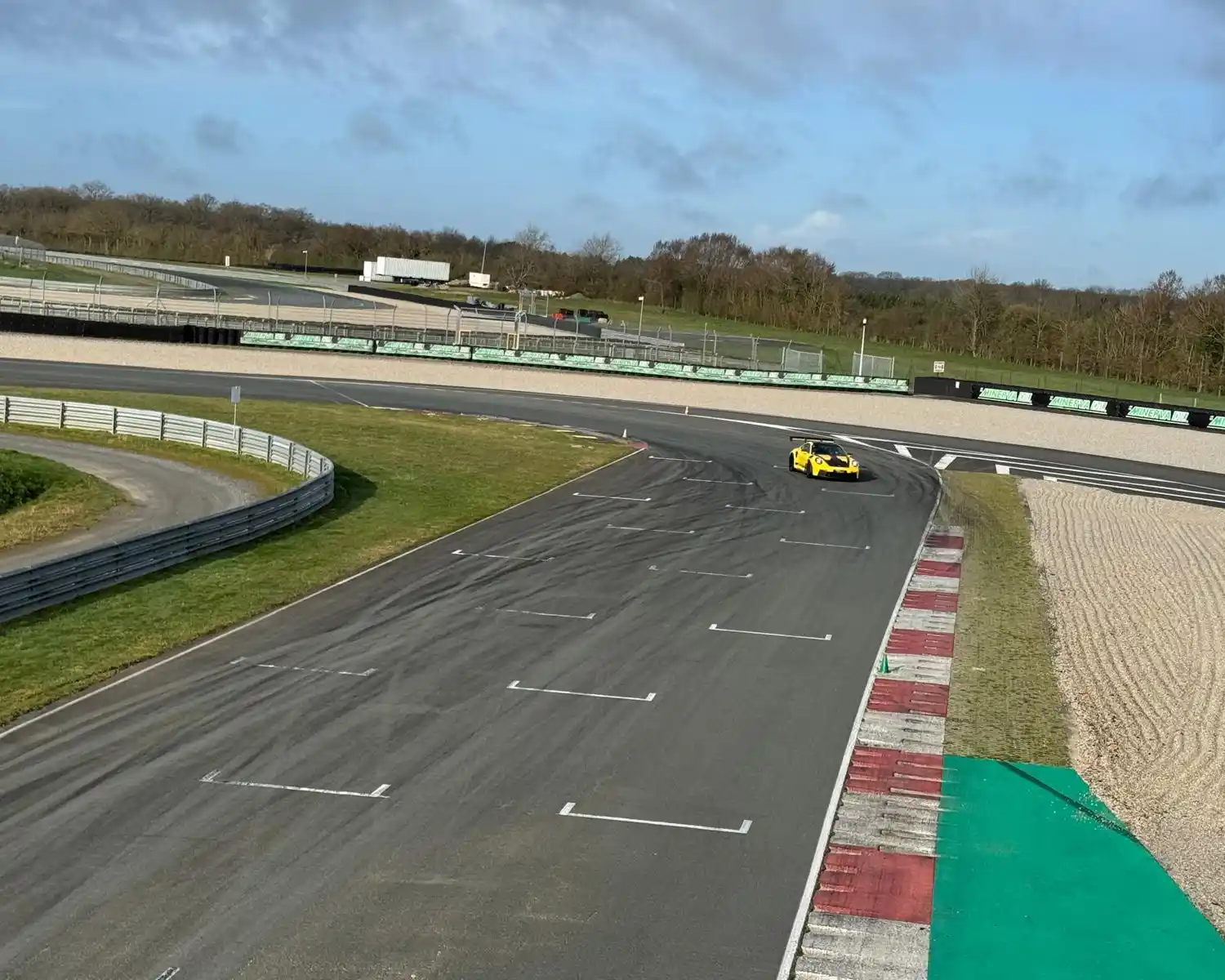 Porsche 992 GT3 RS sur le circuit du Val de Vienne