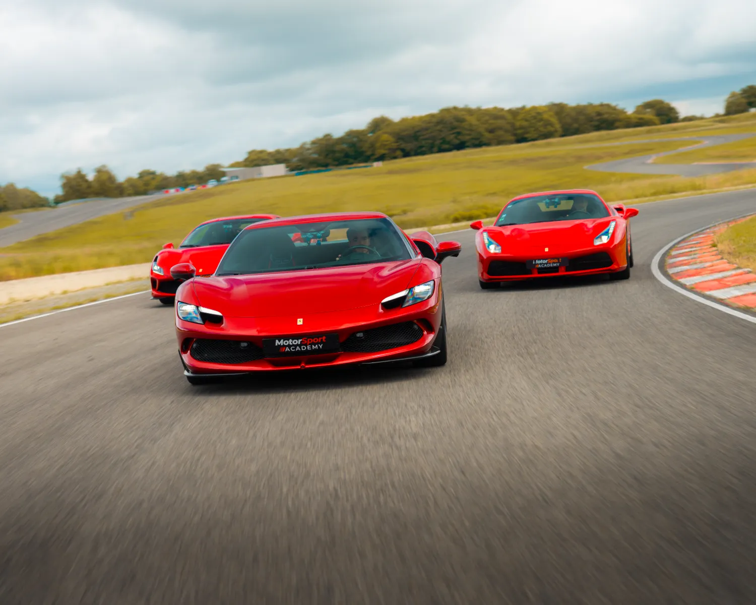 3 Ferrari sur circuit