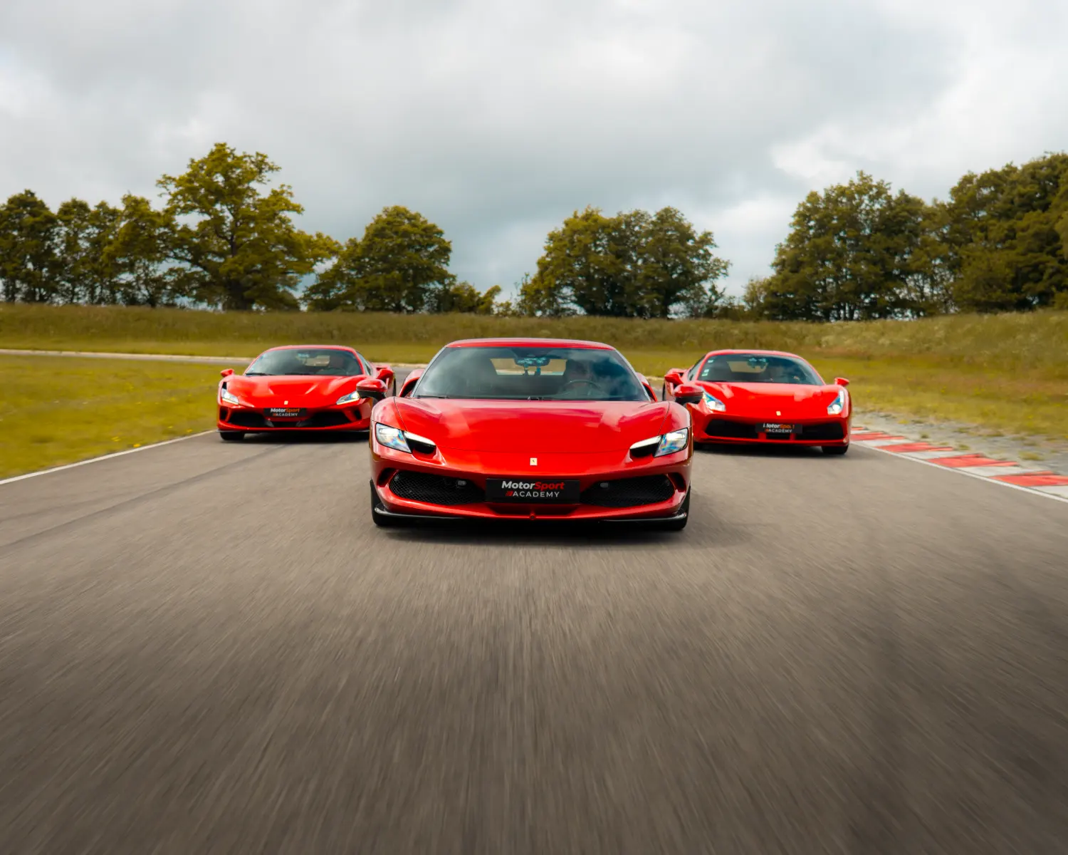 3 Ferrari sur circuit