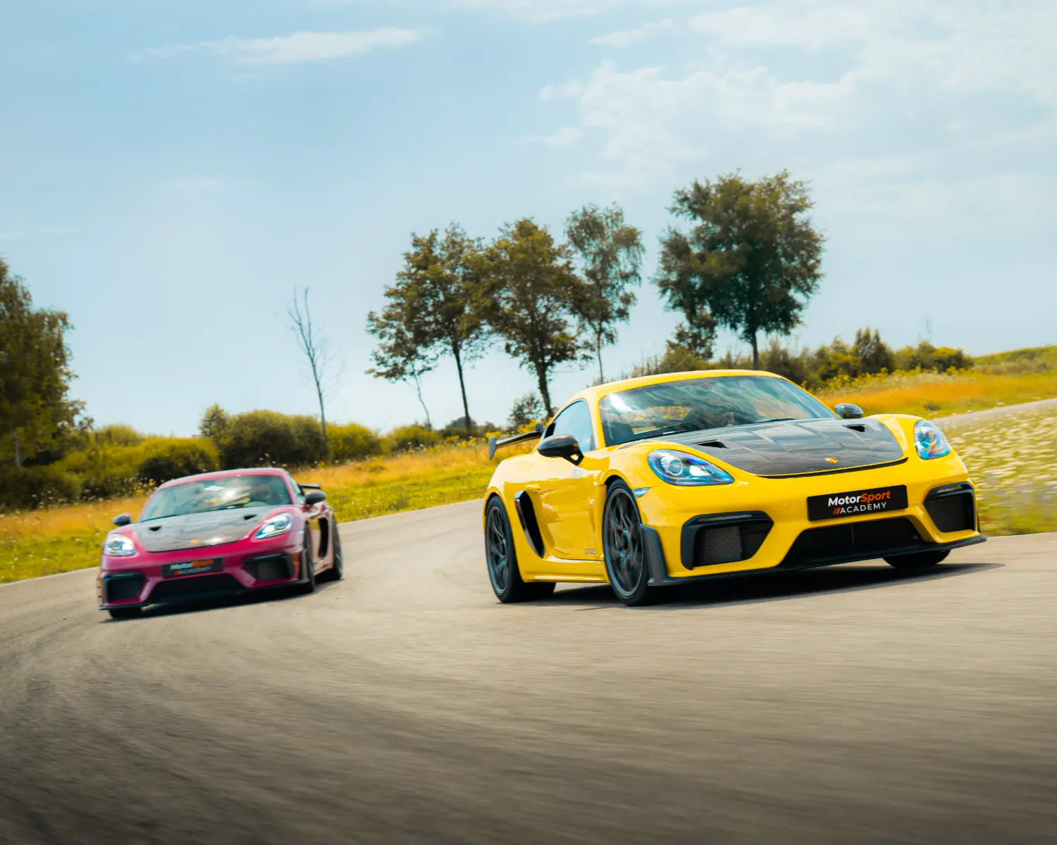 2 Porsche Cayman GT4 RS sur circuit