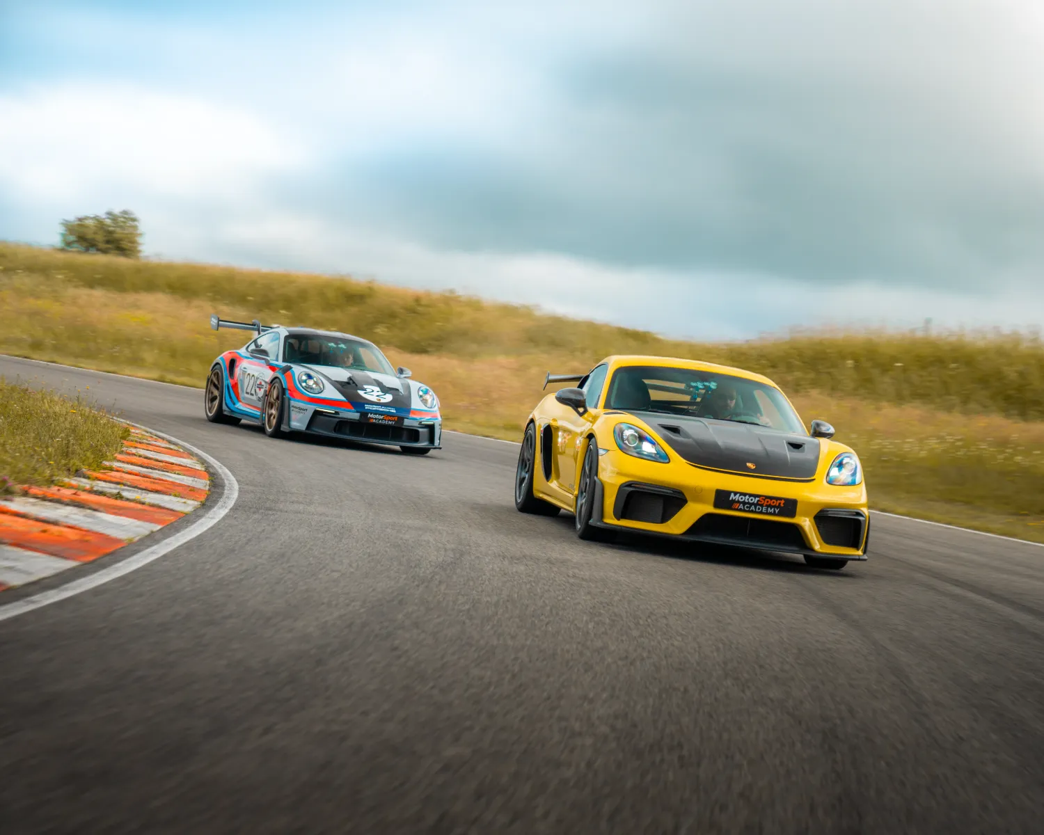 Porsche 992 GT3 RS & Cayman GT4 RS sur circuit