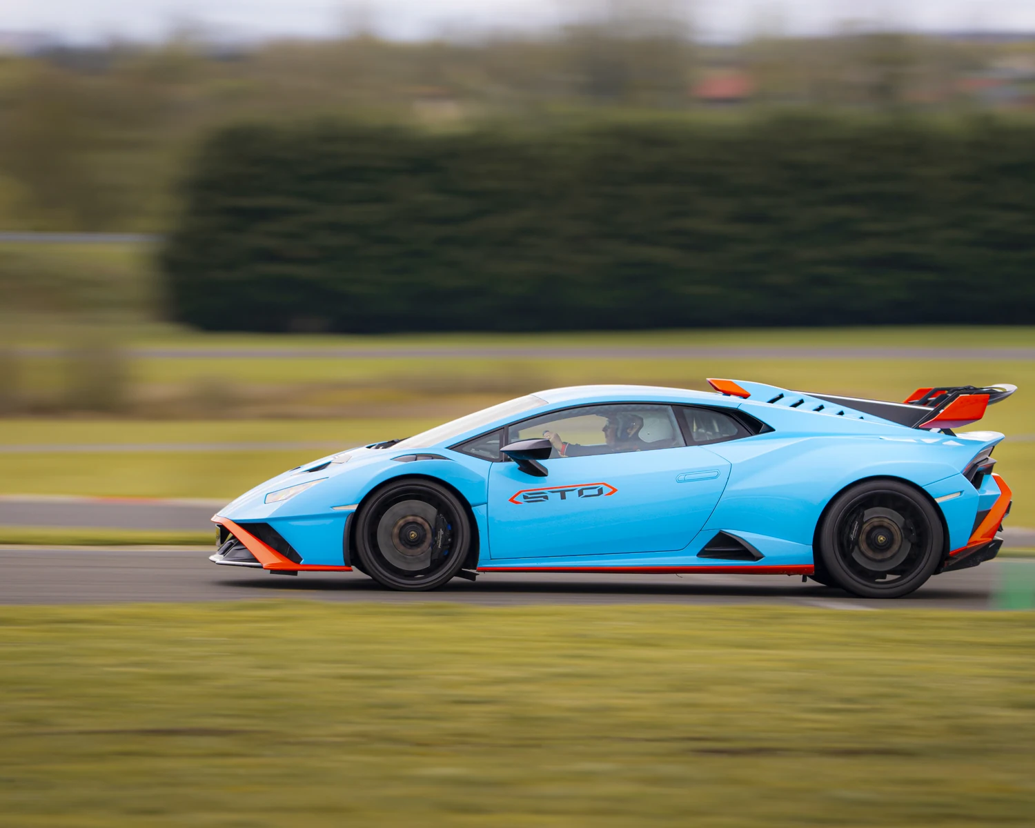 Lamborghini Huracán STO sur le circuit de la Châtre