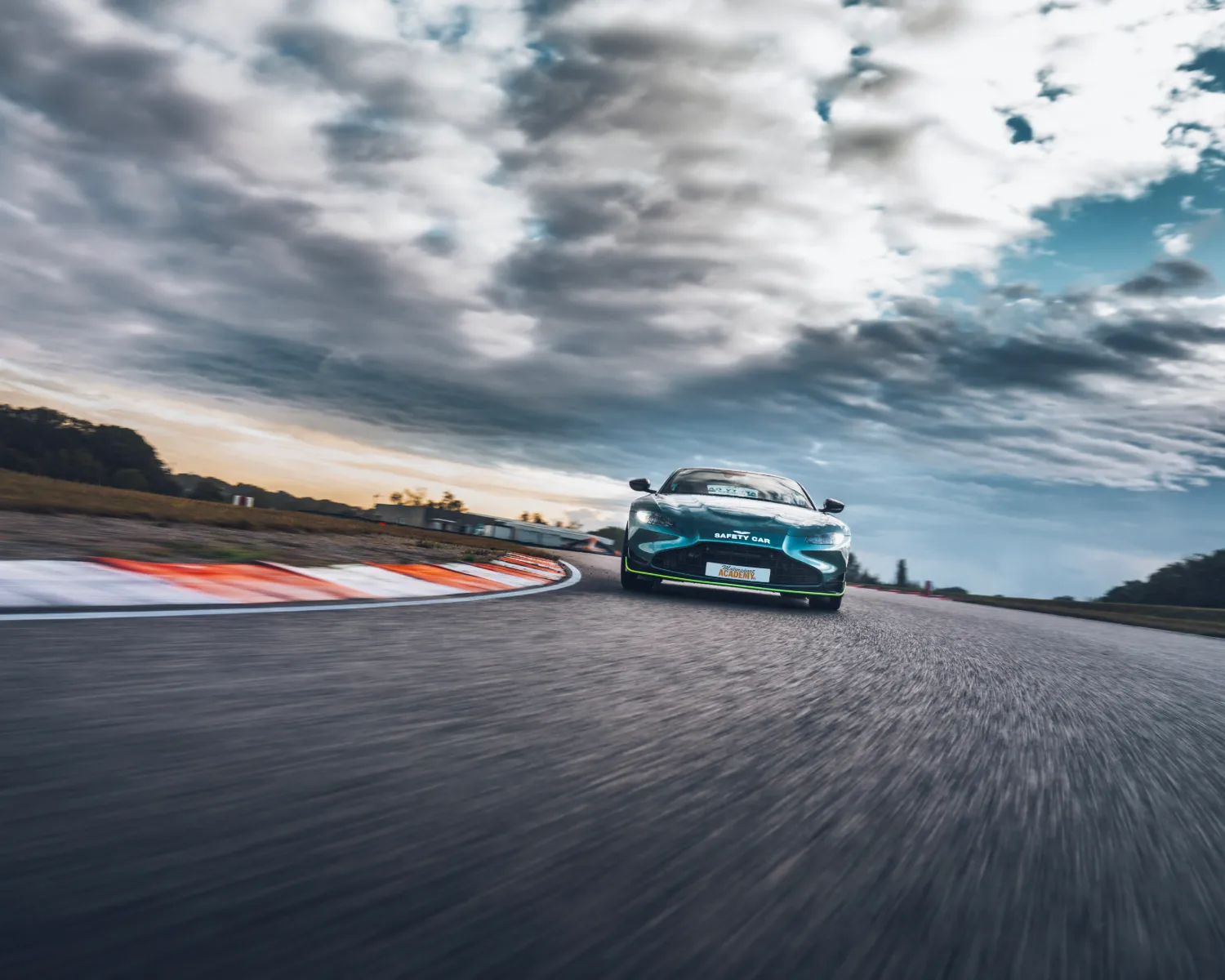 Stage de pilotage sur circuit, Besançon, Aston Martin Vantage F1 Édition