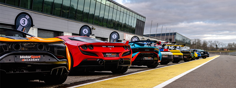 Voitures dans les stands du circuit de Nogaro
