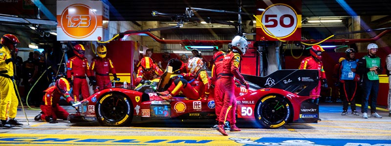 Ferrari dans les paddock aux 24h du Mans