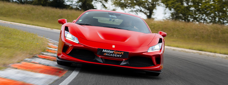Ferrari 296 GTB sur le circuit d'Issoire