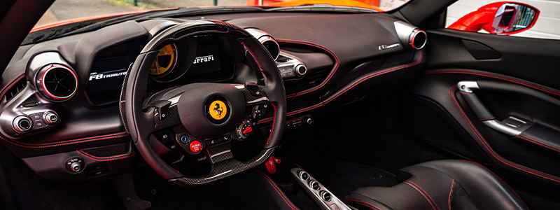Intérieur et volant Ferrari
