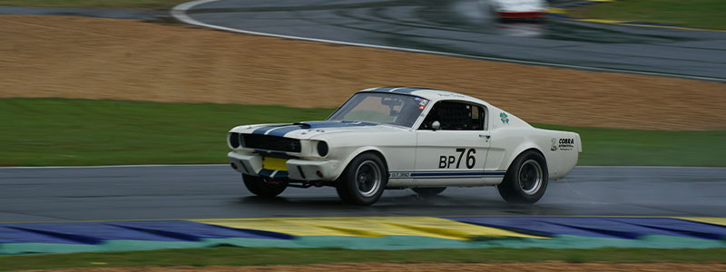 Voiture sur circuit Le Mans Classic