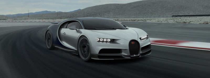 Supercar vs Hypercar Bugatti Chiron sur circuit