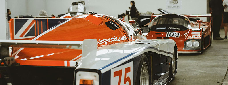 Voiture dans les stands Le Mans Classic