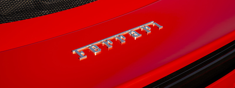 Logo Ferrari sur voiture