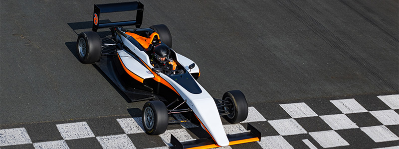 Monoplace F4 sur la ligne d'arrivée du Val de Vienne