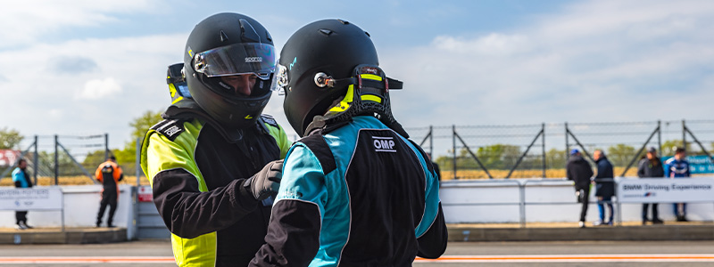 Préparation dans les stands du circuit du Val de Vienne