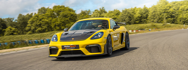Porsche 718 Cayman GT4 RS sur le circuit d'Issoire
