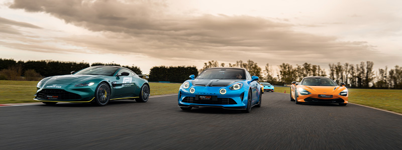 6 voitures sur circuit