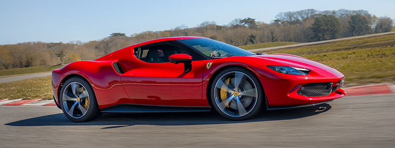 Ferrari 296 GTB sur circuit