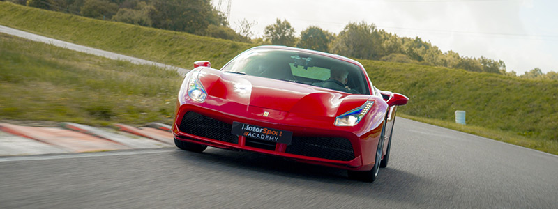Ferrari 488 GTB sur le circuit d'Issoire
