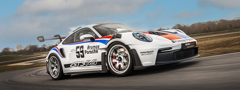 Porsche 992 GT3 RS Brumos sur le circuit d'Issoire en stage de pilotage