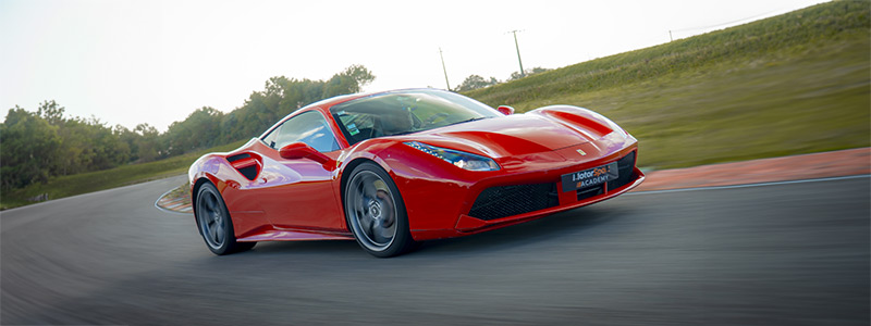Ferrari 488 GTB sur le circuit d'Issoire