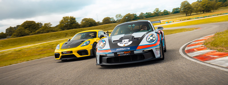 Porsche 992 GT3 RS et Porsche 718 Cayman GT4 RS sur circuit Issoire