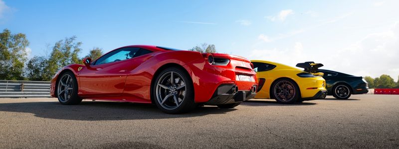 Supercar vs Hypercar Supercars dans les stands