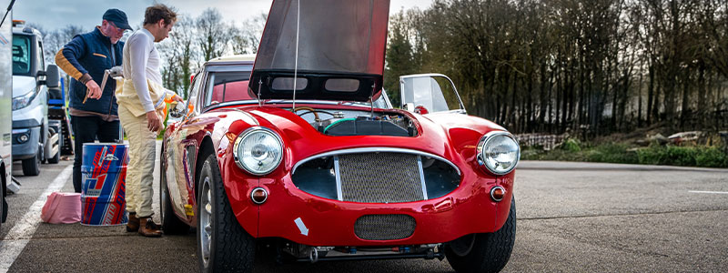 Voiture dans les stands Le Mans Classic