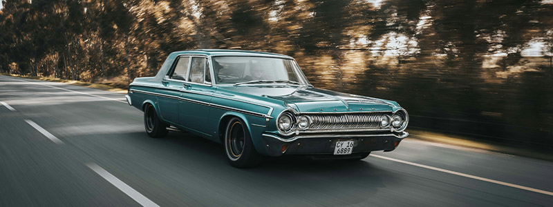 Voiture vintage sur la route des vacances