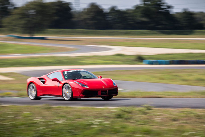 Ferrari 488 GTB sur la piste du circuit automobile