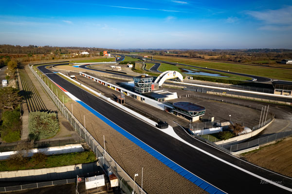 Vue aérienne des stands du circuit de Nogaro