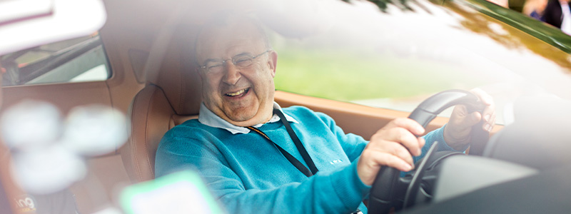 Stagiaire en Ferrari avec le sourire