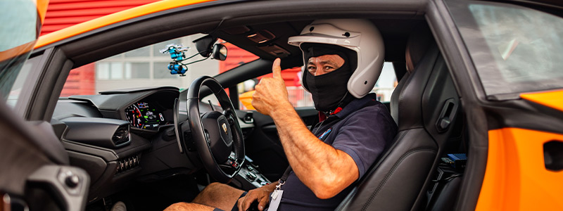 Stagiaire heureux au volant Lamborghini Huracan