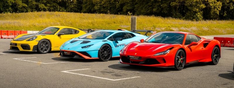 Voitures sportives dans les stands du circuit Fontenay