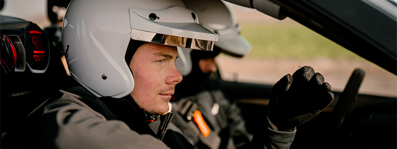 Pilote et moniteur en stage de pilotage gymkhana