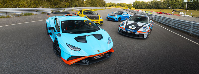 Voitures Motorsport Academy sur le circuit Dijon Prenois