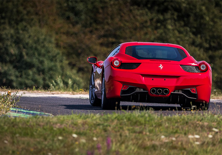 Ferrari 458 Italia sur circuit de dos