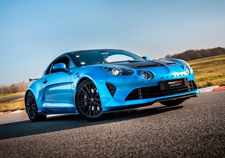 Alpine A110 R sur le circuit de Fay de Bretagne