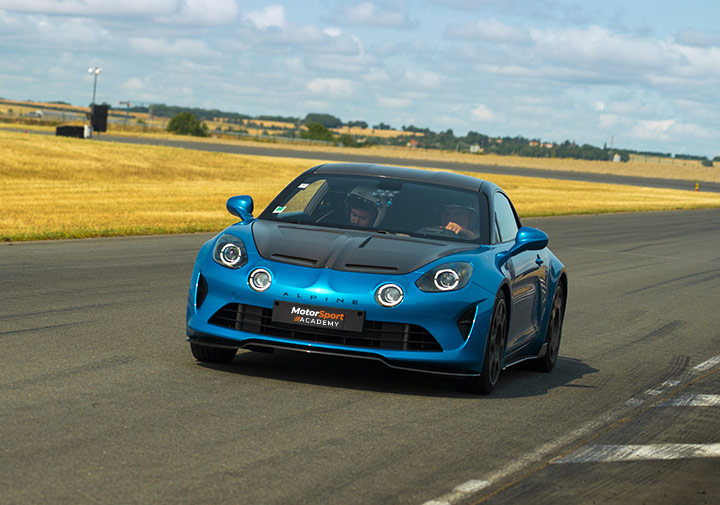 Alpine A110 R pleine vitesse sur le circuit de Fay de Bretagne
