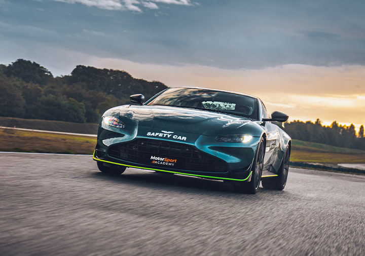 Stage de pilotage sur circuit Aston Martin Vantage F1