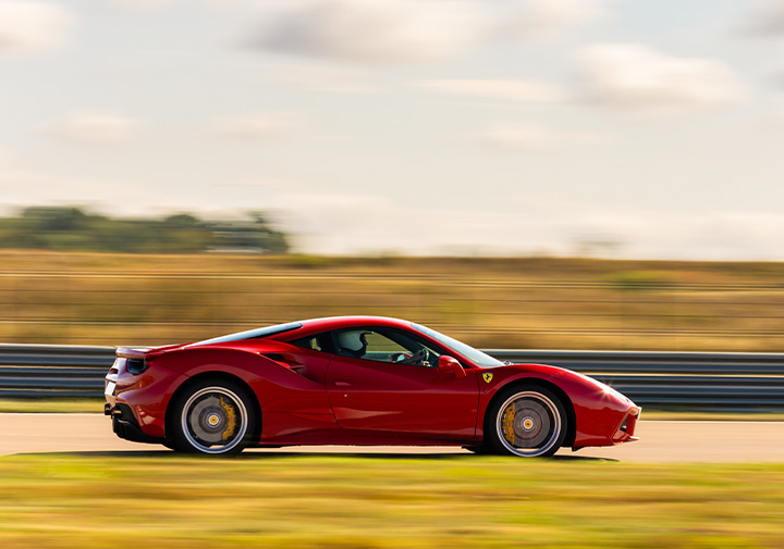 Ferrari F8 Tributo sur circuit