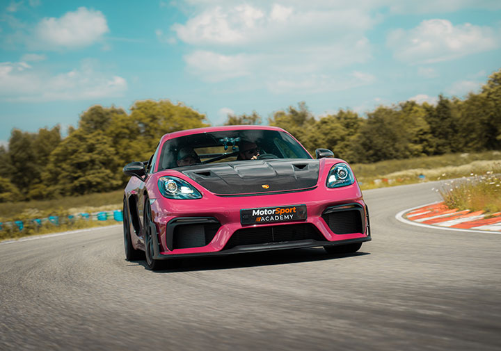 Porsche Cayman GT4 RS sur circuit