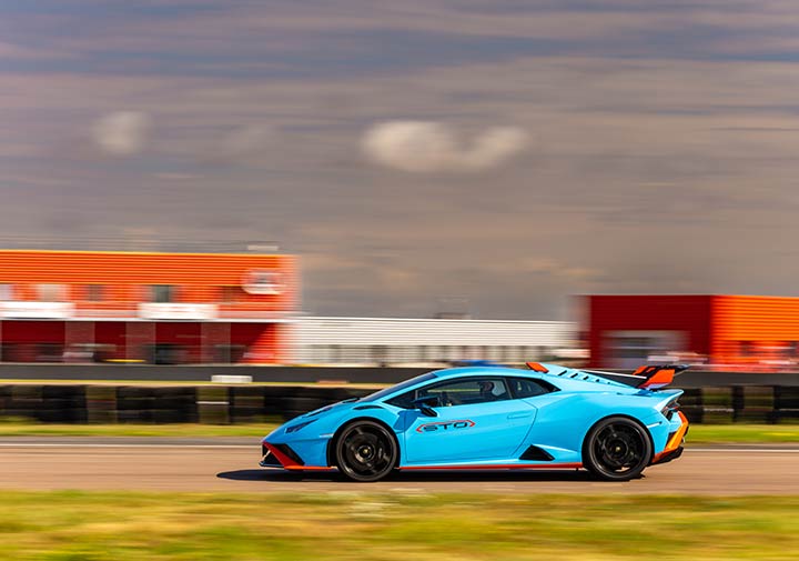 Lamborghini Huracan STO de profil sur circuit