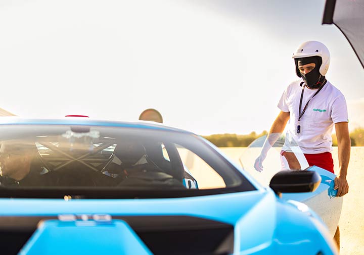 Un stagiaire qui rentre la Lamborghini Huracan STO