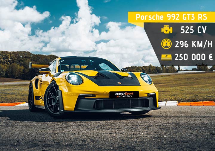 Porsche 992 GT3 RS garée en 3/4 avant sur circuit
