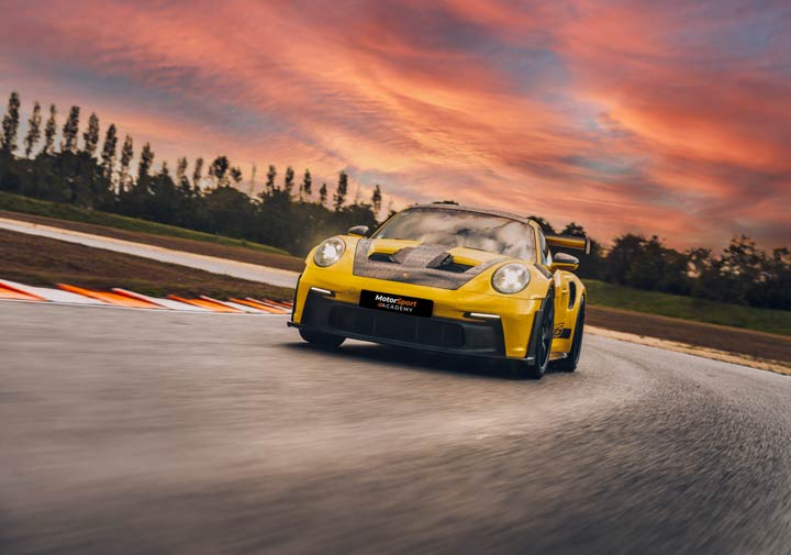 Porsche 992 GT3 RS roulant sur circuit 