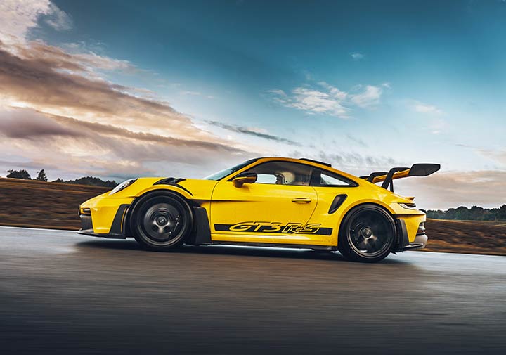 Porsche 992 GT3 RS de côté roulant sur circuit