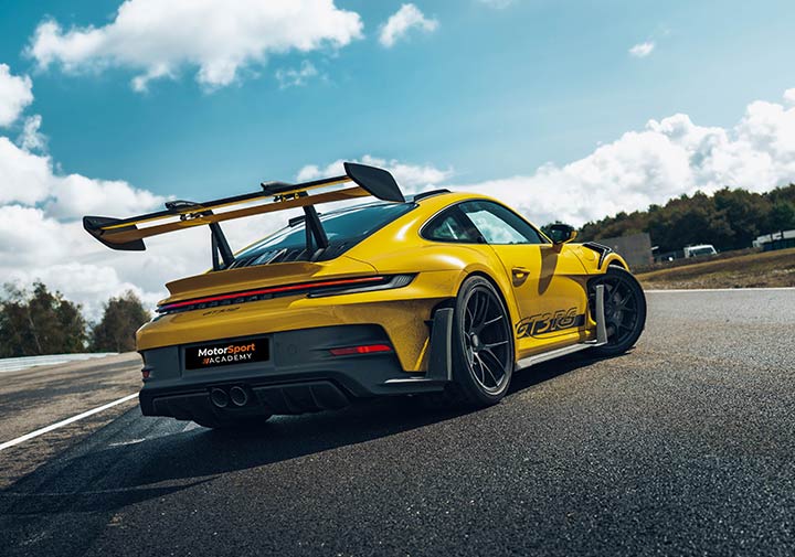 Porsche 992 GT3 RS en vue 3/4 arrière sur circuit