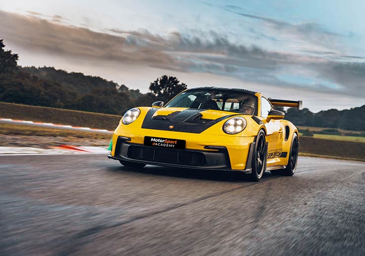 Porsche 992 GT3 RS roulant sur la piste 