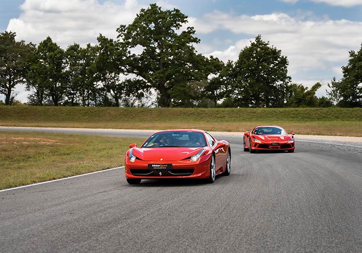 Plusieurs voitures sportives sur circuit