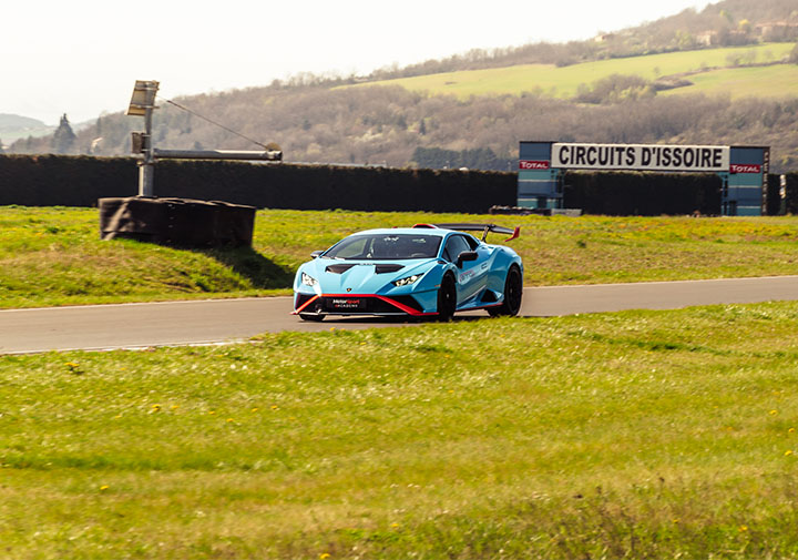 Lamborghini Huracán STO sur le circuit d'Issoire
