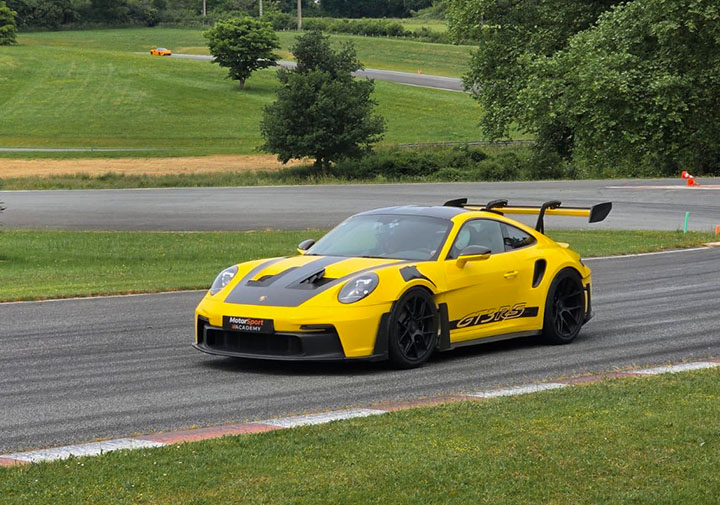 Porsche 992 GT3 RS sur le circuit de Mornay
